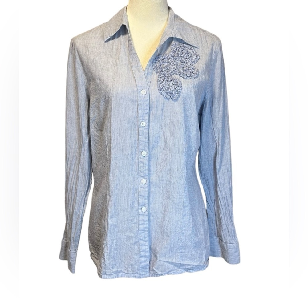 Jh collectibles women’s long sleeve blue and white striped button down shirt
